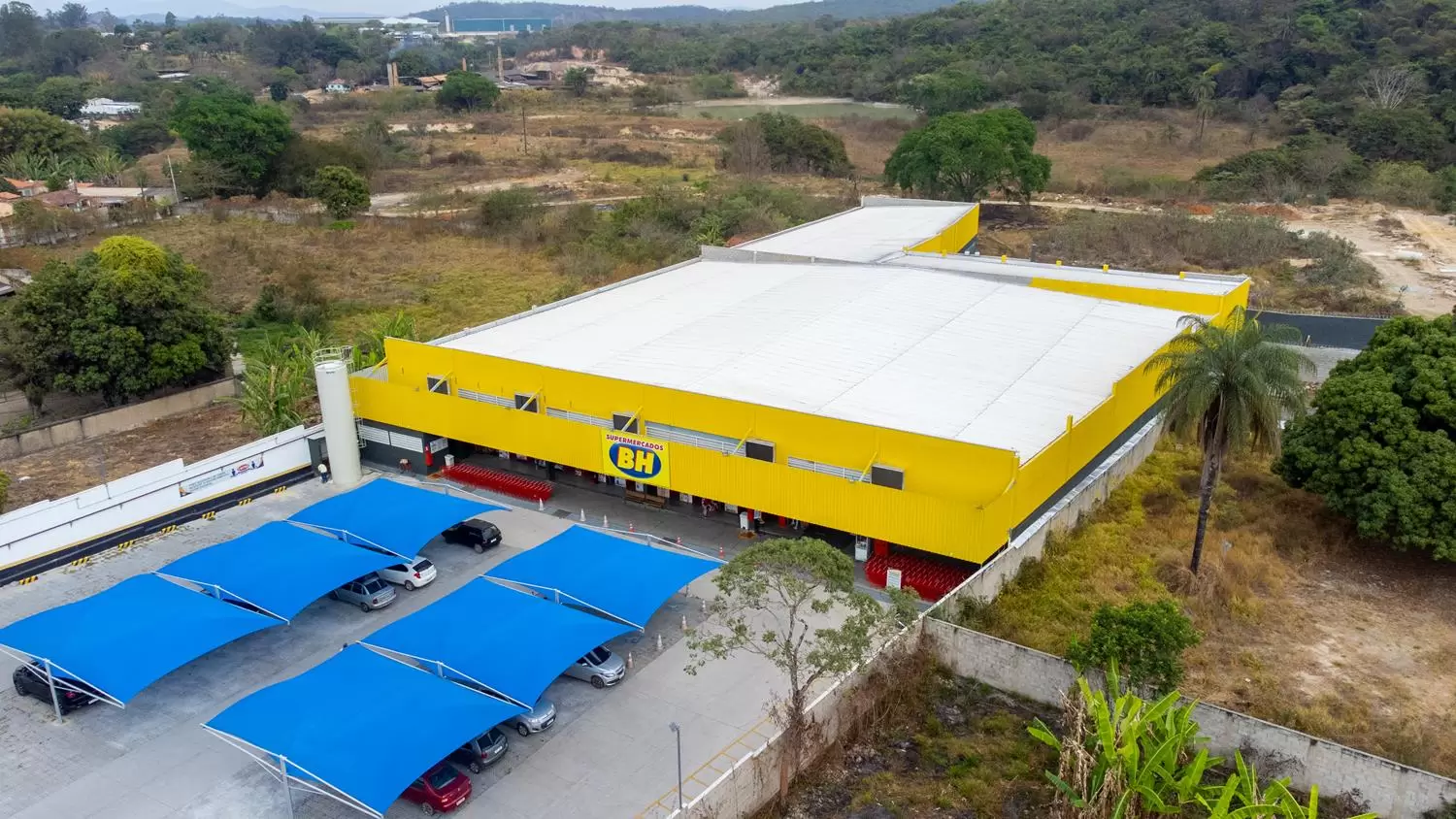 Loja Supermercados BH construída com estrutura metálica e estacionamento coberto
